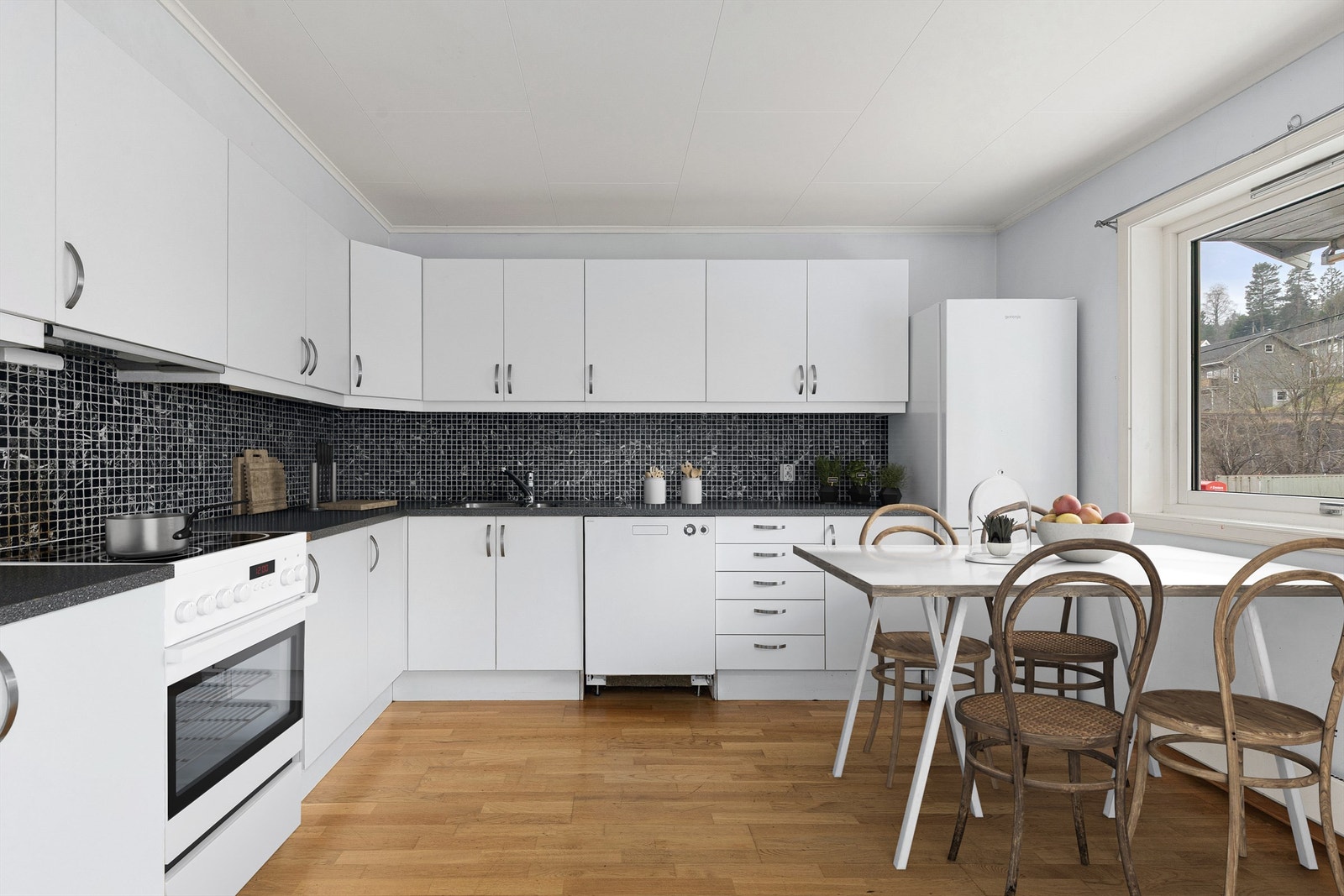 Romslig kjøkken. Galleribilde