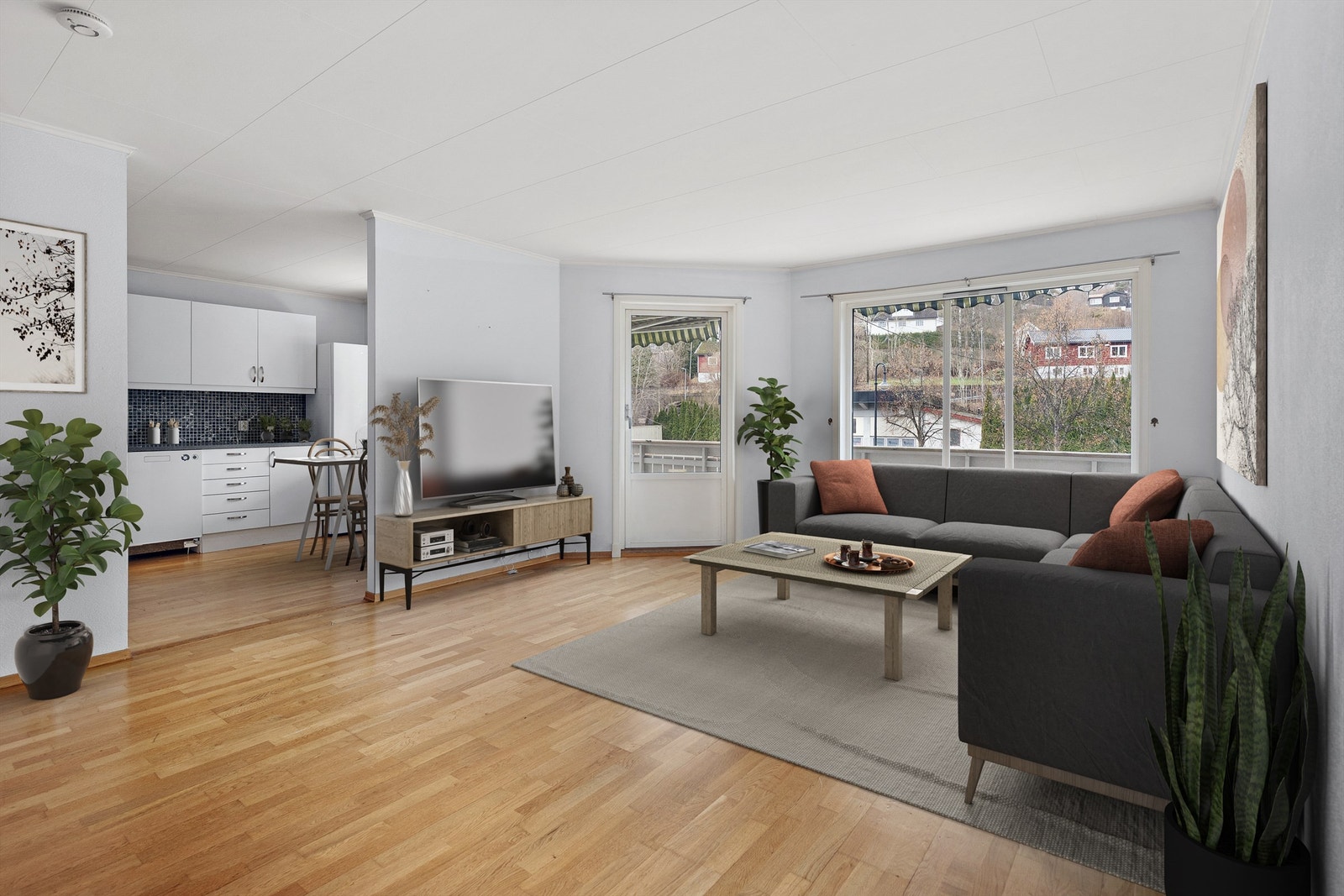 Lys og åpen stue med delvis åpen løsning mot kjøkken. Galleribilde