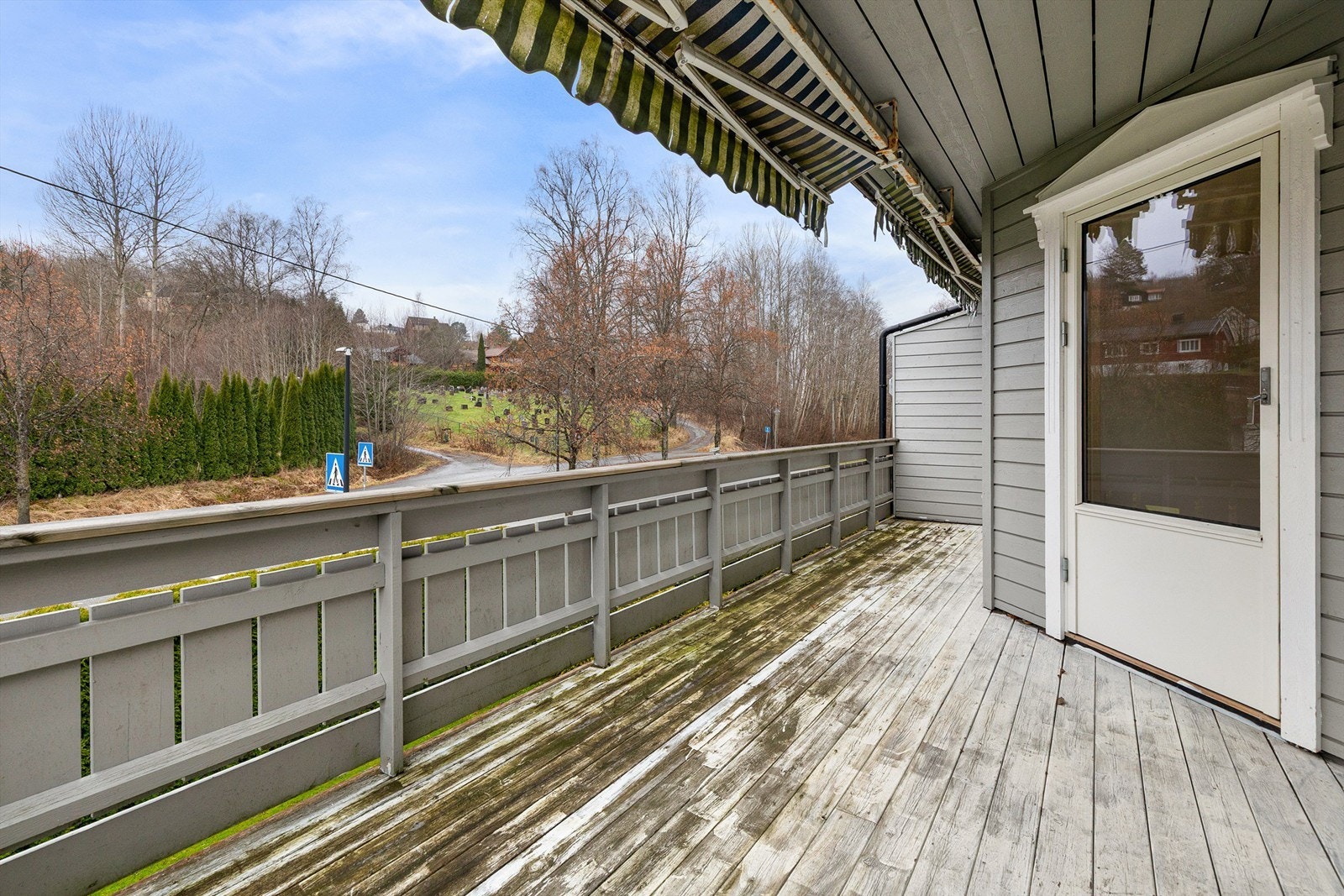 Fra stuen har du utgang rett ut på veranda på ca. 15 kvm! Galleribilde