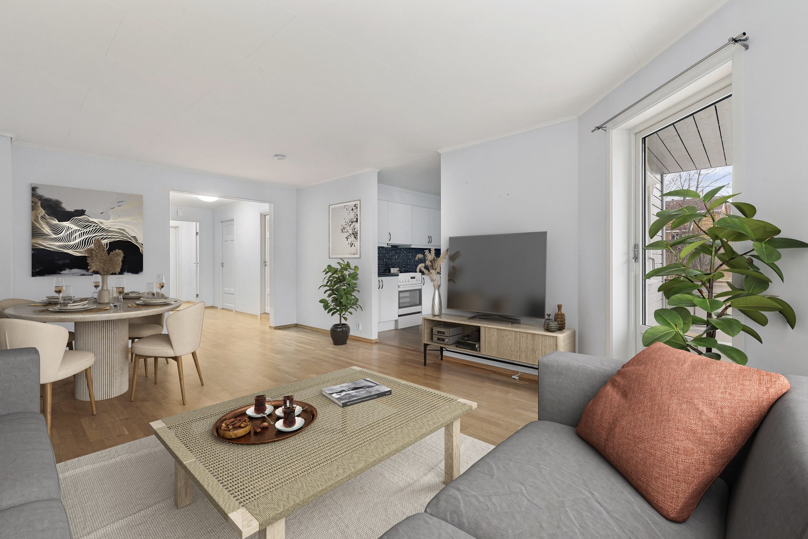 Store vindusflater sørger for naturlig belysning i stuen. Galleribilde