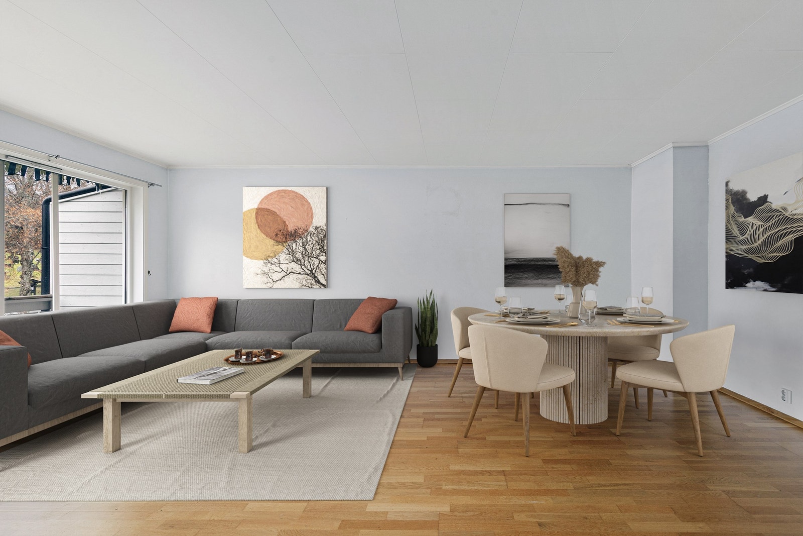 Her er det god plass til sofaen og spisebordet. Galleribilde