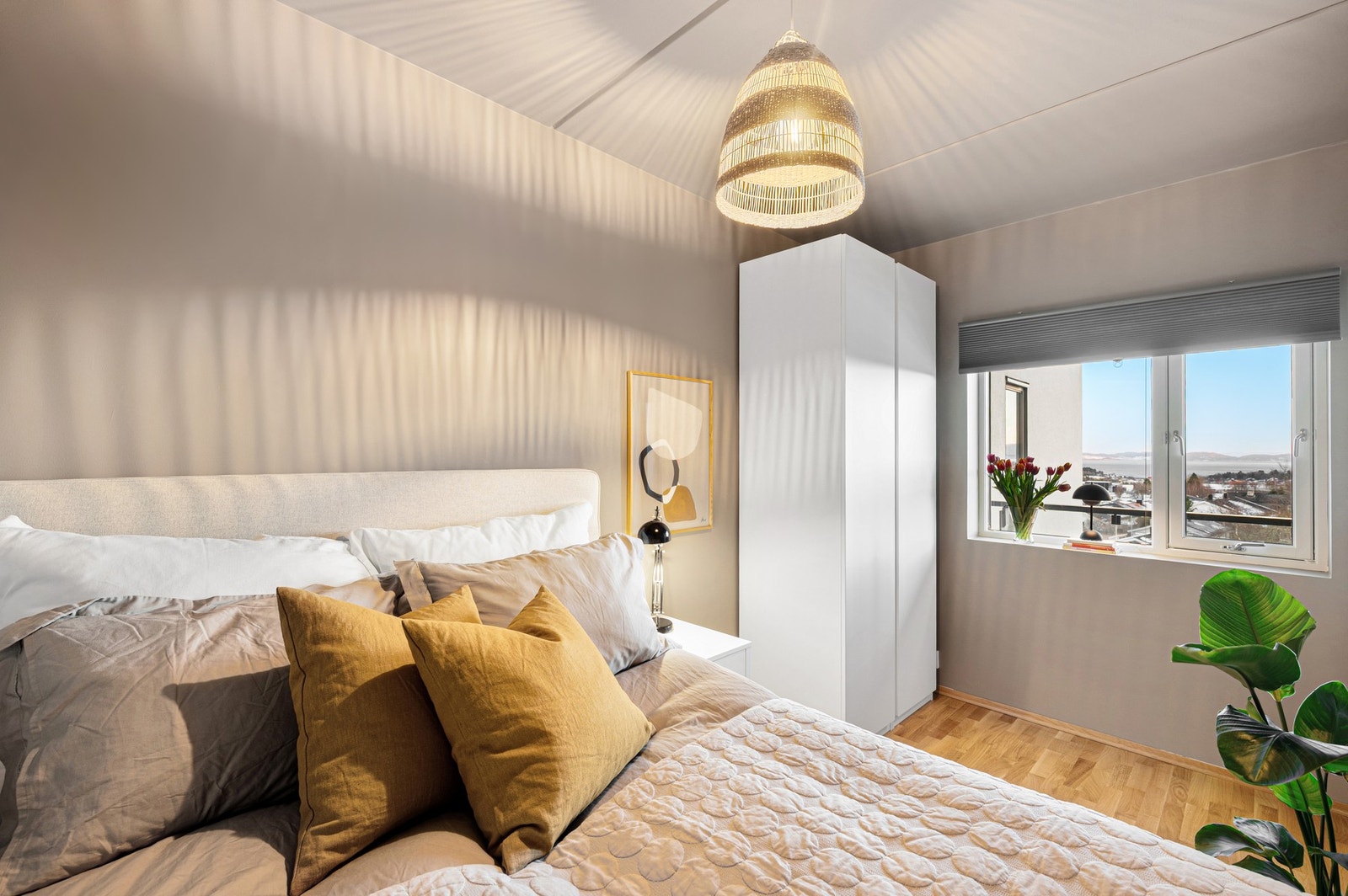 Det er god plass til dobbeltseng, samt det er innredet med garderobe. Galleribilde