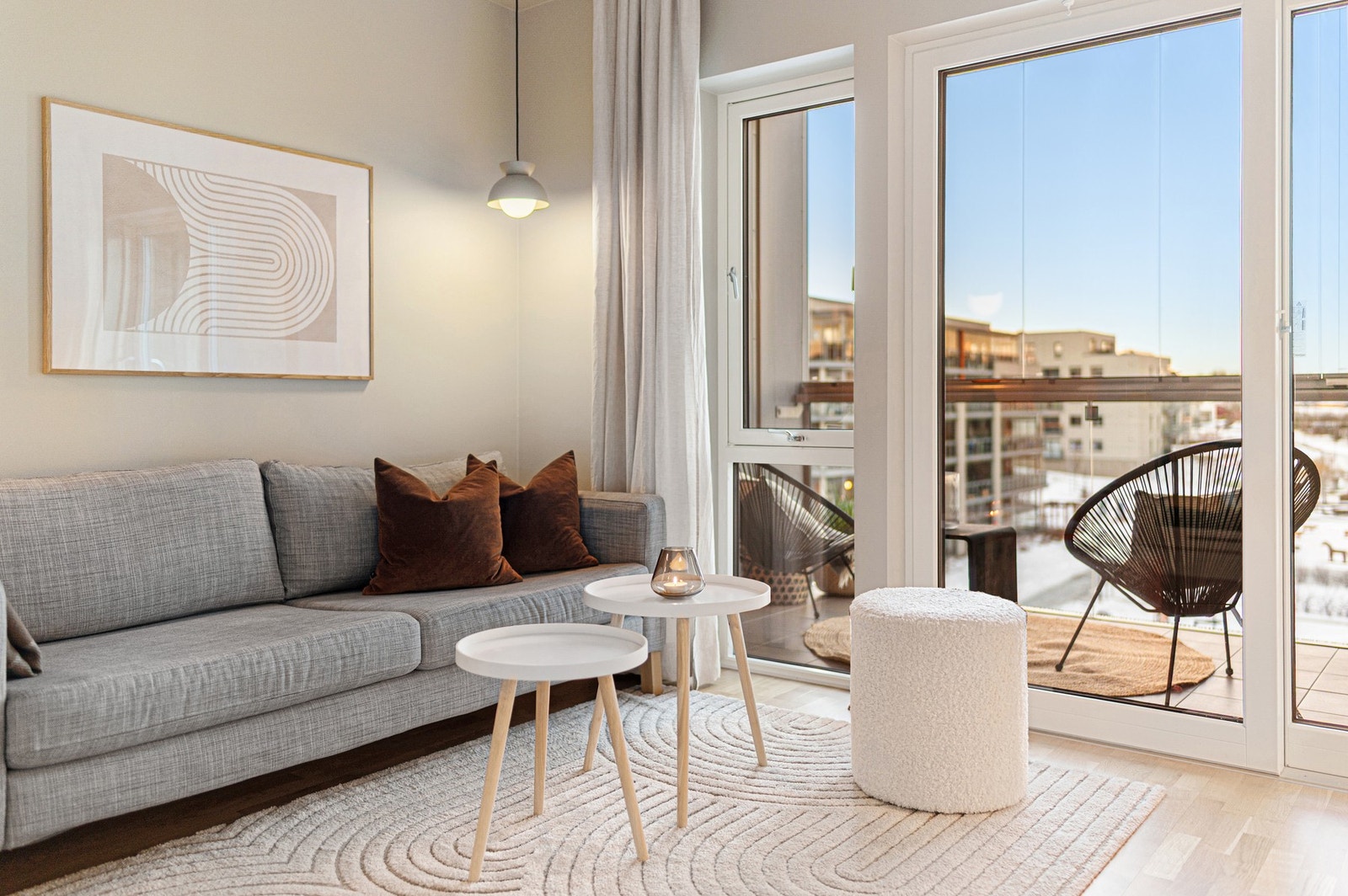 Velkommen inn. Det er gjennomgående god standard og funksjonell planløsning. Galleribilde