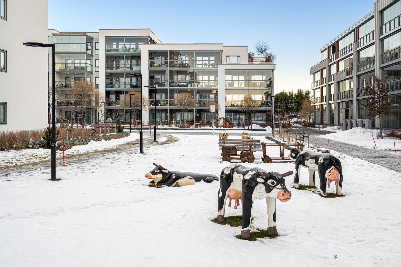 Det er pent opparbeidet med internveier, barnevennlige lekeområder, sosiale sittegrupper og frodige grøntarealer. Galleribilde