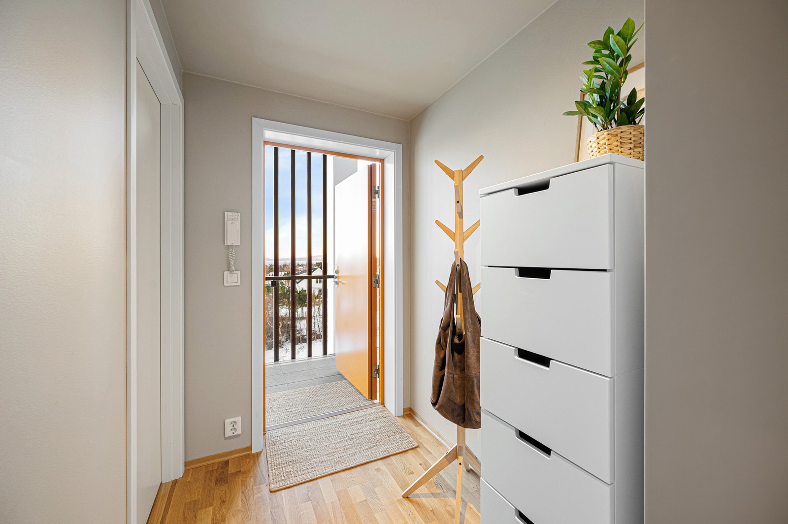 Det er også god plass til jakkeoppheng. Galleribilde