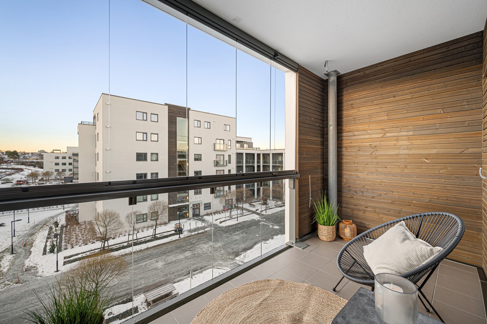 Størrelsen på balkongen gjør det enkelt å innrede med ønsket møblement. Galleribilde