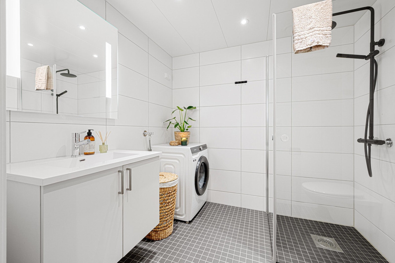 Flott og tidløst bad med flis på gulv og vegger. Downlights i himling og varme i gulv. Galleribilde