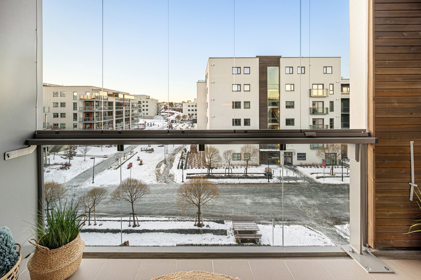 Herfra har man sol fra ca. kl. 12.00 på sommerstid i følge selger. Galleribilde