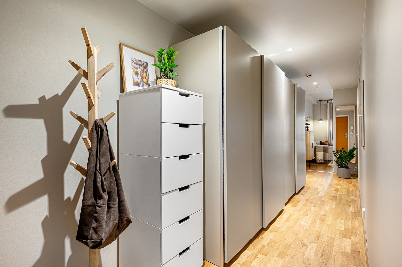 Gang er innredet med en praktisk og romslig skyvdørsgarderobe. Galleribilde