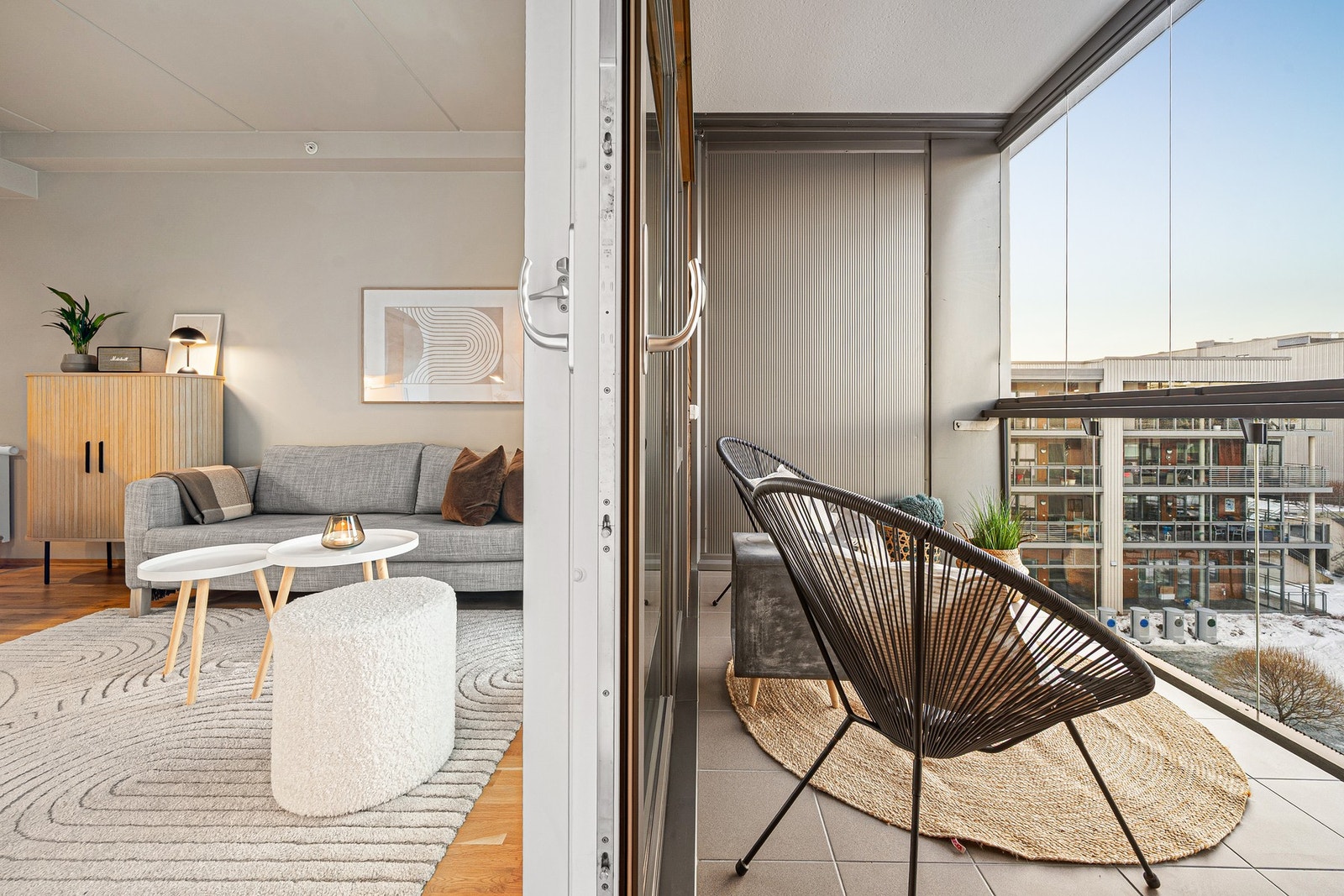 Fra stue har man utgang til en romslig innglassetbalkong. Galleribilde