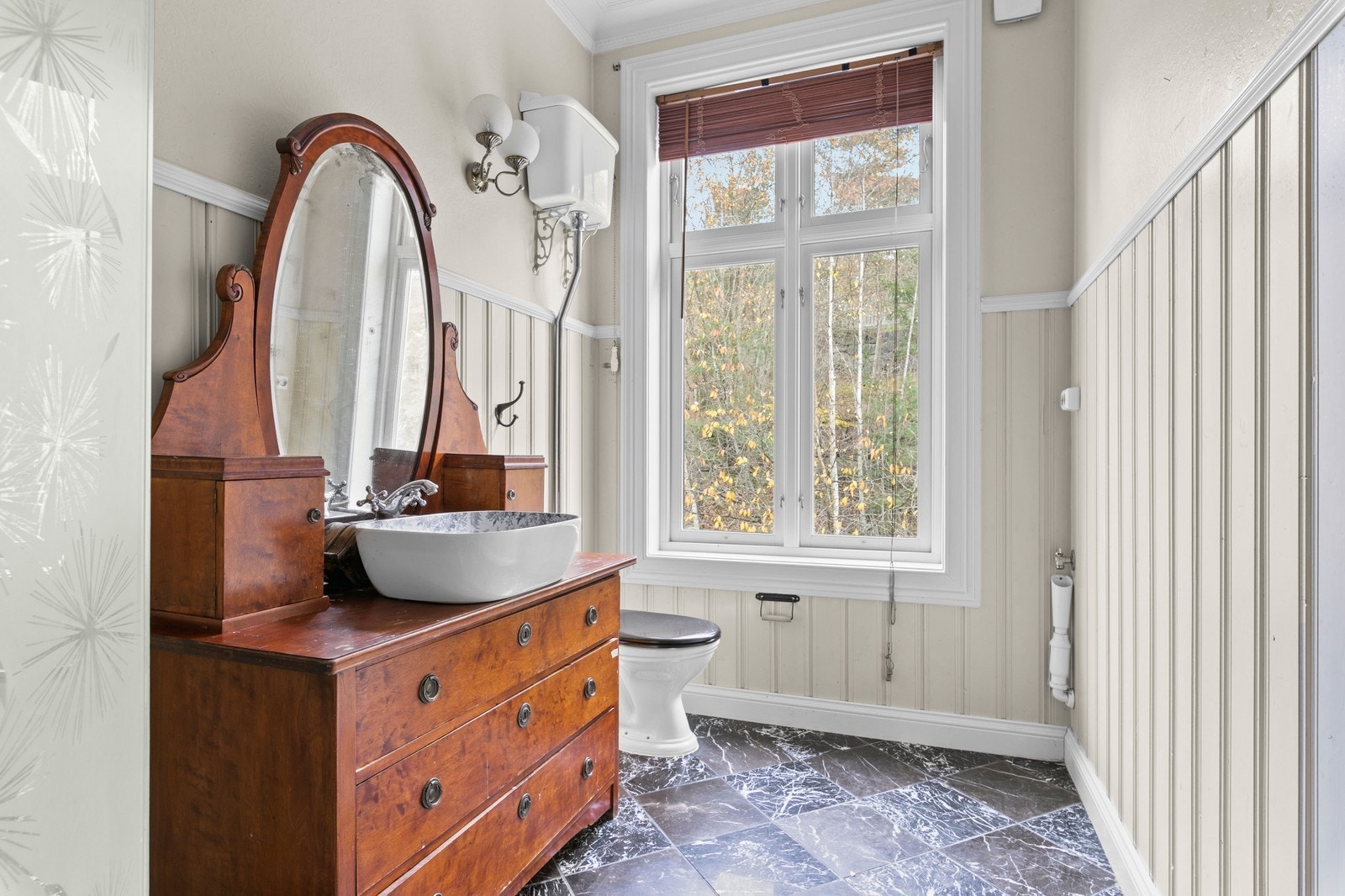 Badet er innredet med servant, dusjnisje og toalett, samt opplegg for vaskemaskin. Galleribilde