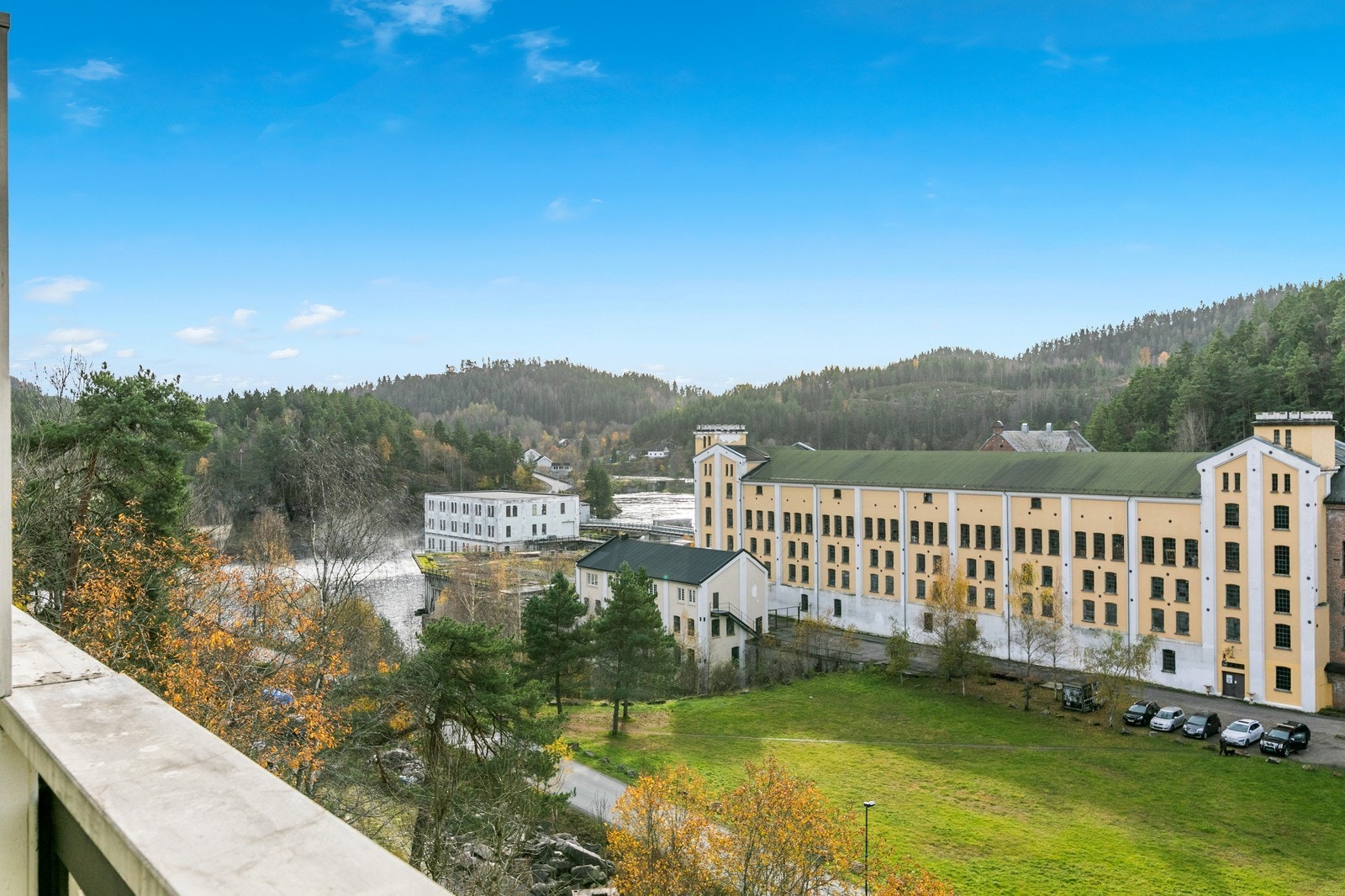 Og fin utsikt mot demningen og Skotfoss bruk. Galleribilde