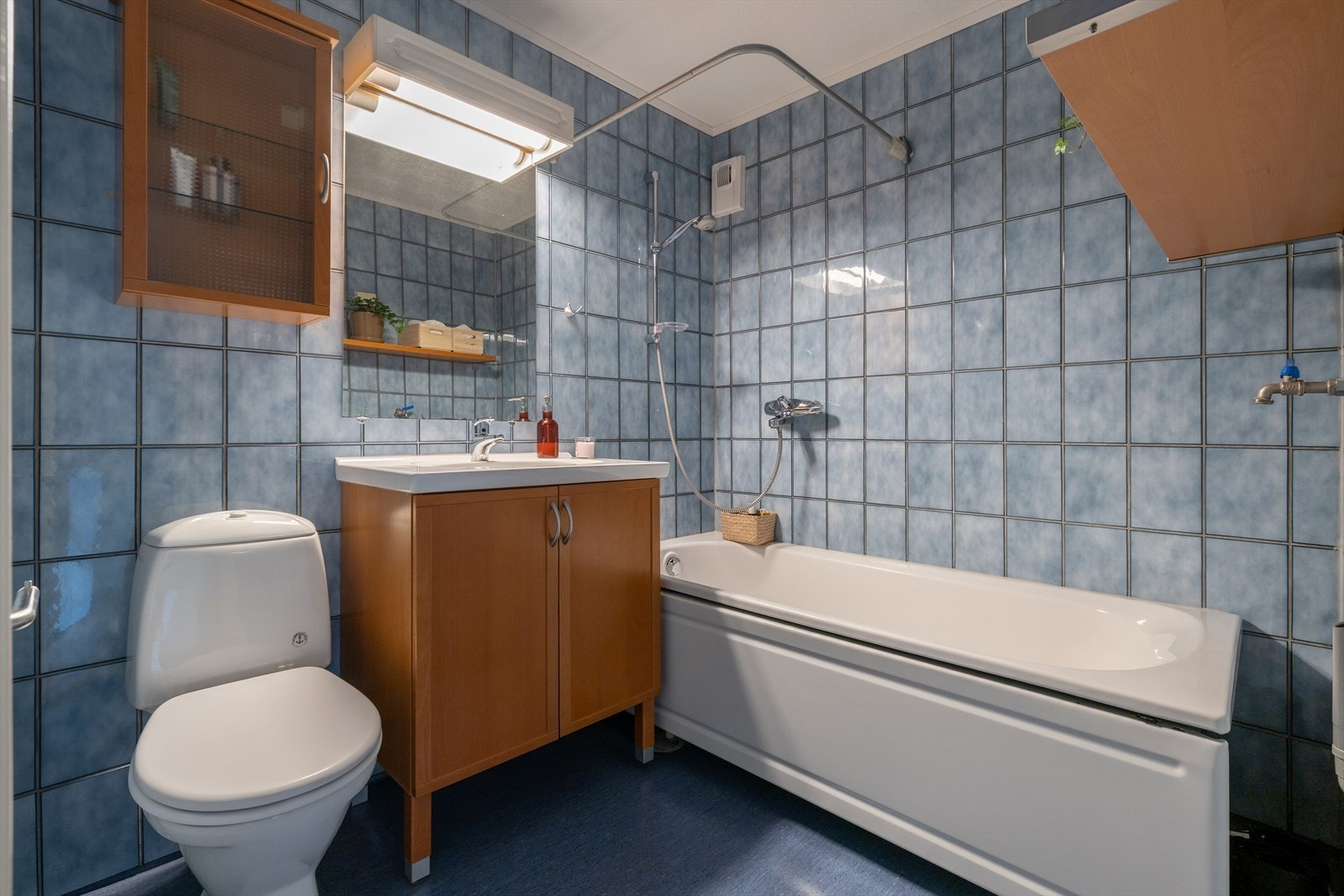 Baderommet har opplegg til vaskemaskin og badekar. Galleribilde