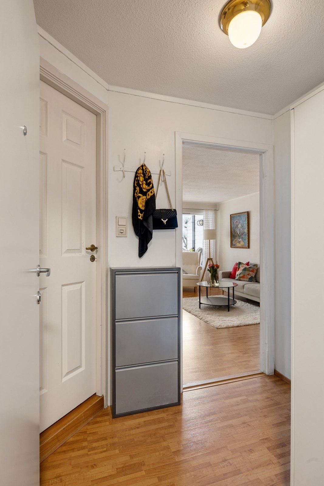 Romslig inngangsparti med plass til oppheng av ytterklær. Galleribilde