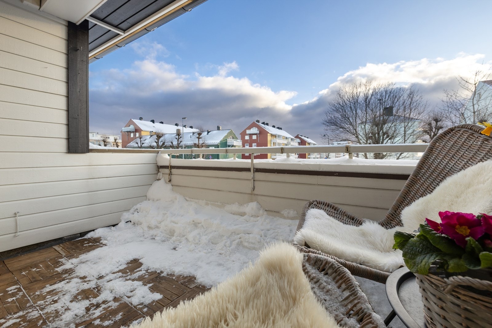 Leiligheten har en sør vendt balkong med gode solforhold og fantastisk beliggenhet. Galleribilde