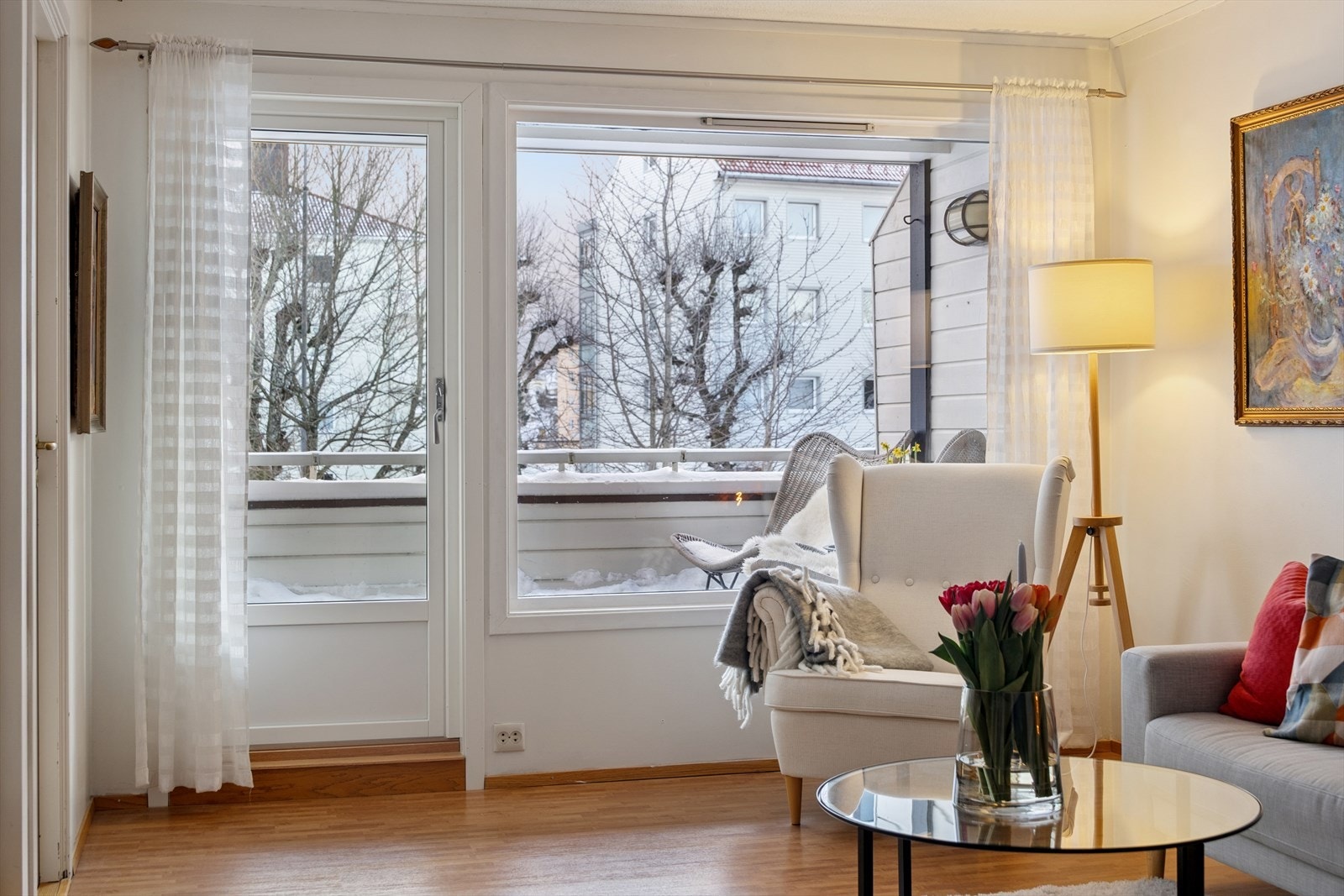 Leiligheten ligger i byggets 2.etasje og har en fin planløsning med direkte adkomst til balkong. Galleribilde