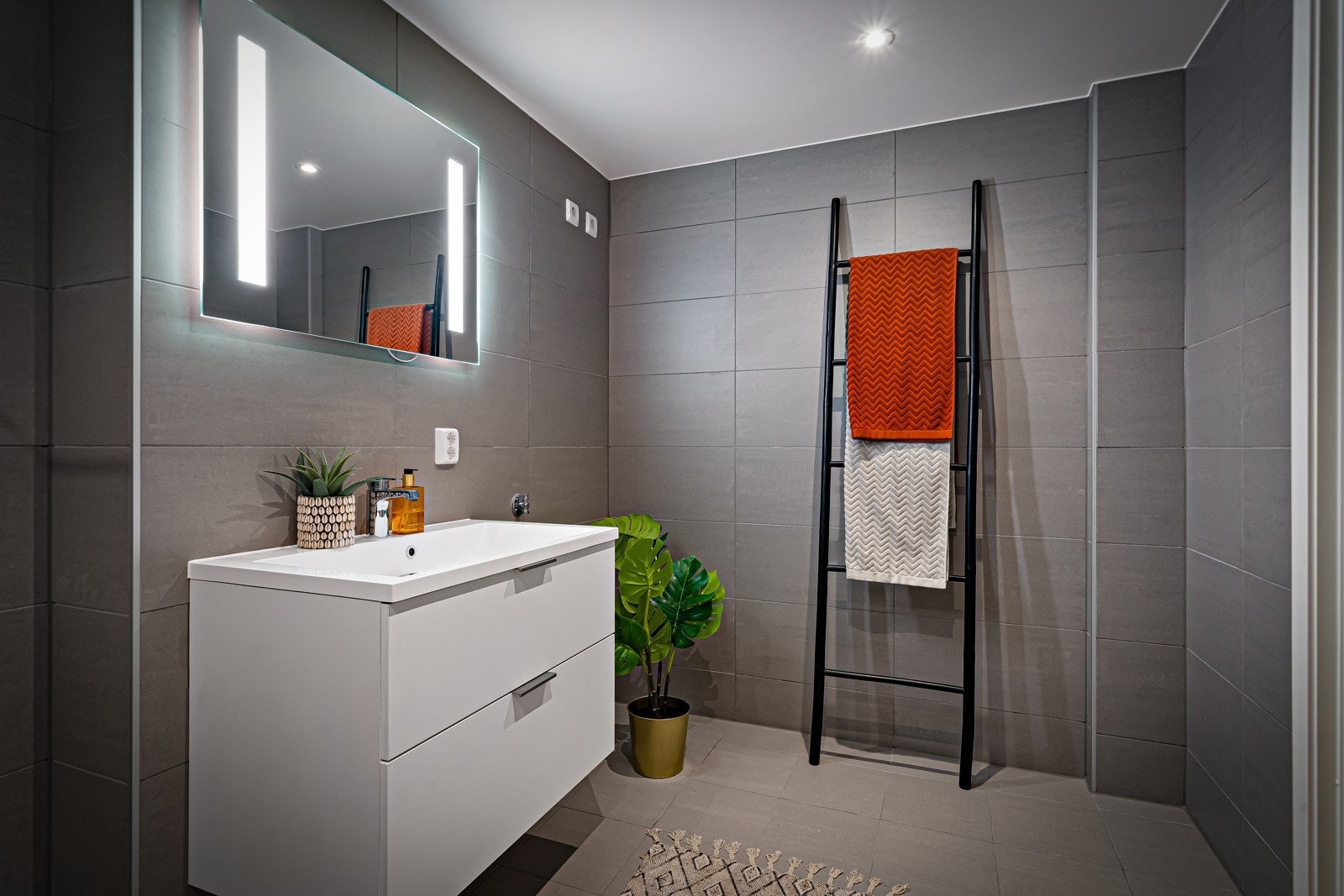 Det er gjort tilvalg av fliser i fargen "Minosh Ash" på gulv og vegger Galleribilde