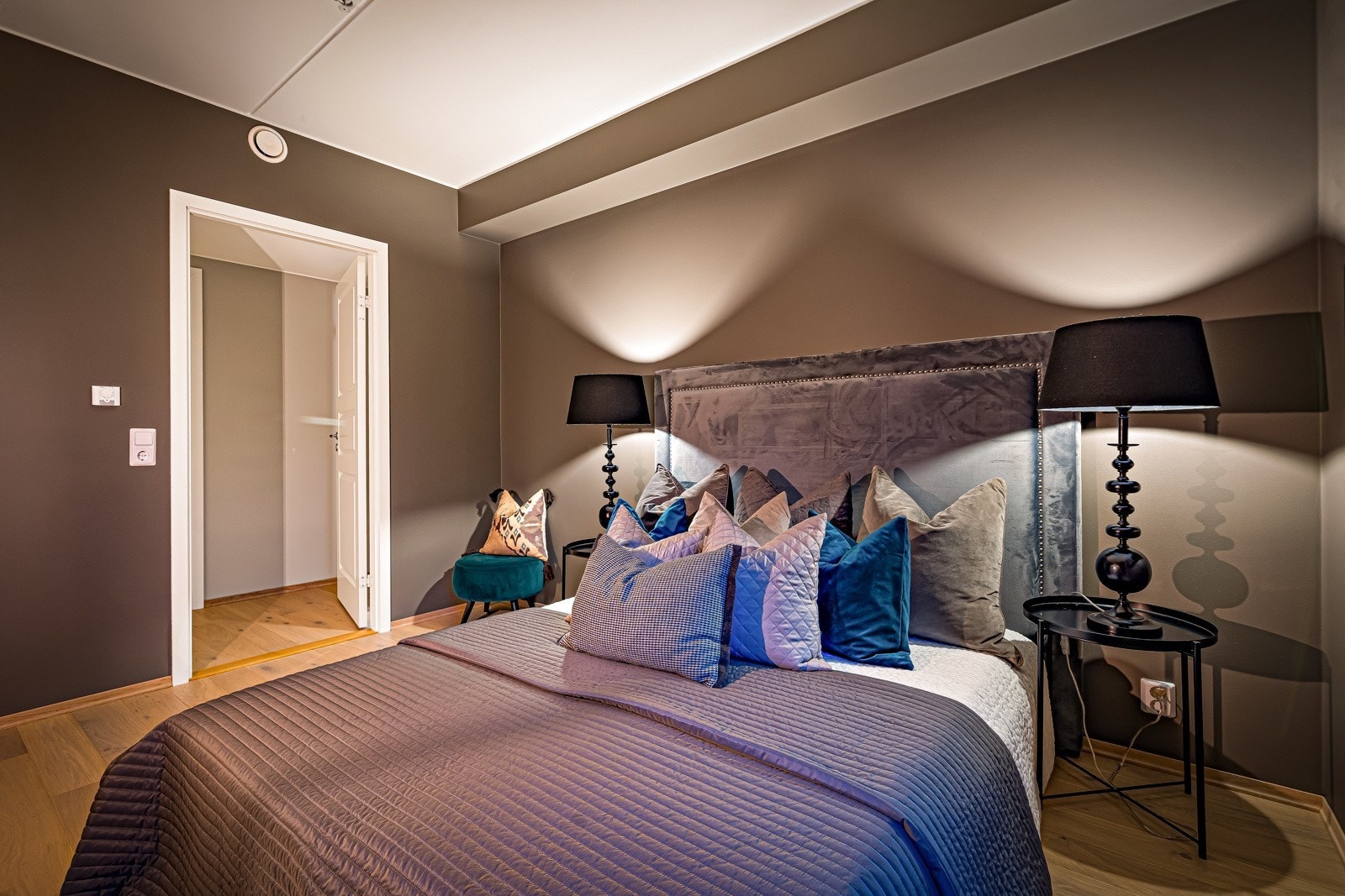 Rommet er malt i delikate fargevalg Galleribilde