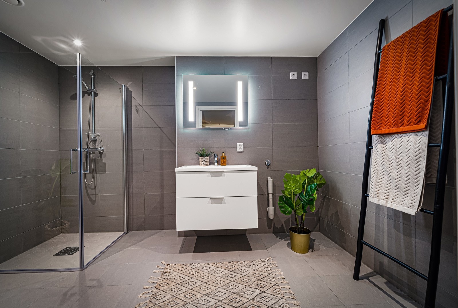 Flislagt og herlig baderom med gulvvarme og downlights i himling Galleribilde