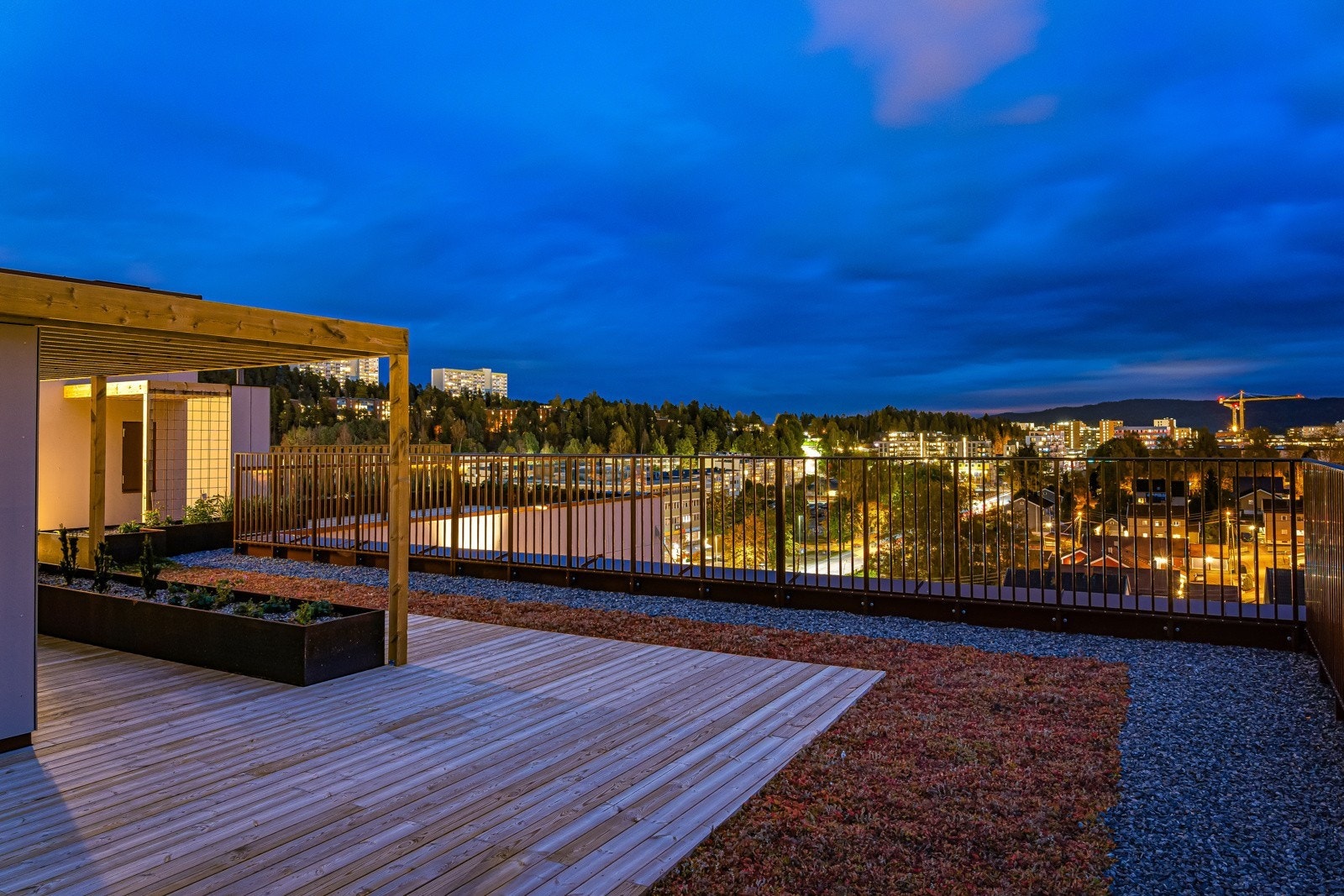 Borettslaget har flere fine uteplasser, blant annet denne flotte takterrassen med fantastisk utsikt Galleribilde