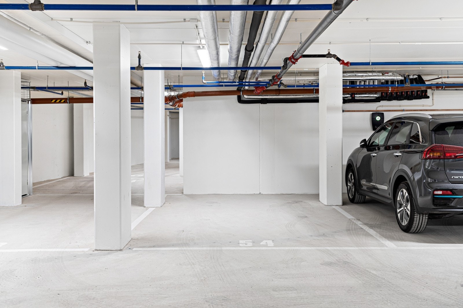 eiligheten disponerer en ekstra bred garasjeplass (nr. 54) med mulighet for montering av elbil lader. I tillegg disponerer leiligheten en kjellerbod som er plassert rett i nærheten av garasjeplassen Galleribilde