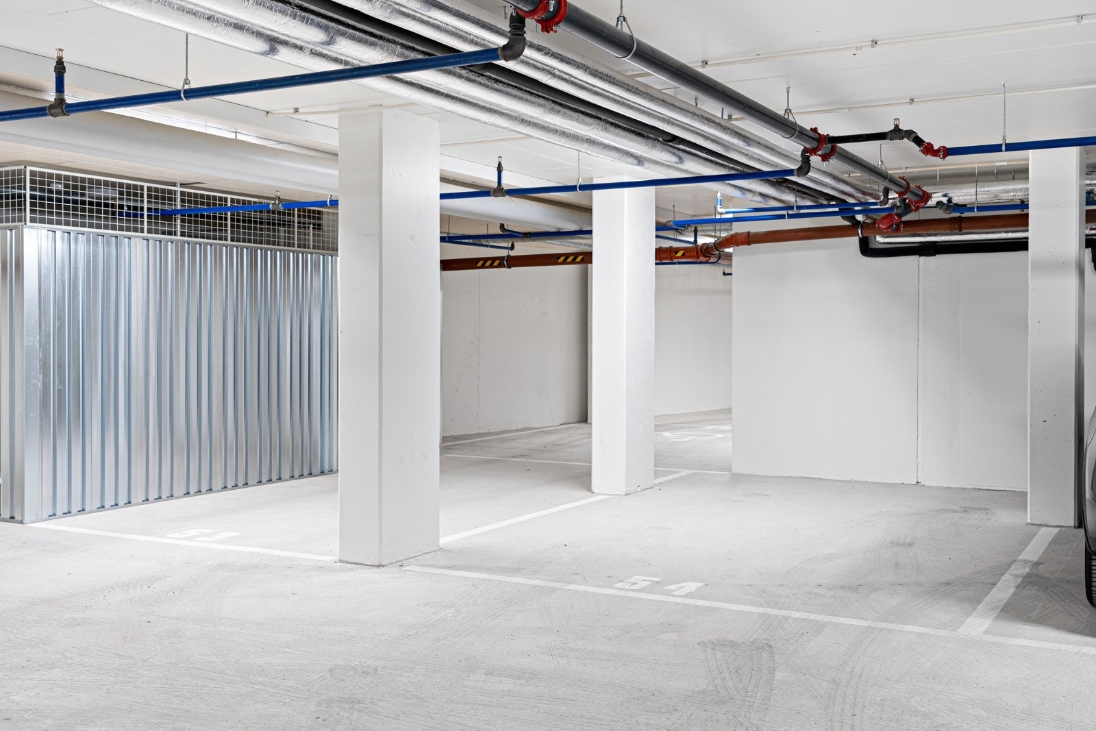 Moderne garasjeanlegg med automatisk portåpner og snøsmelteanelgg ved innkjøringen Galleribilde