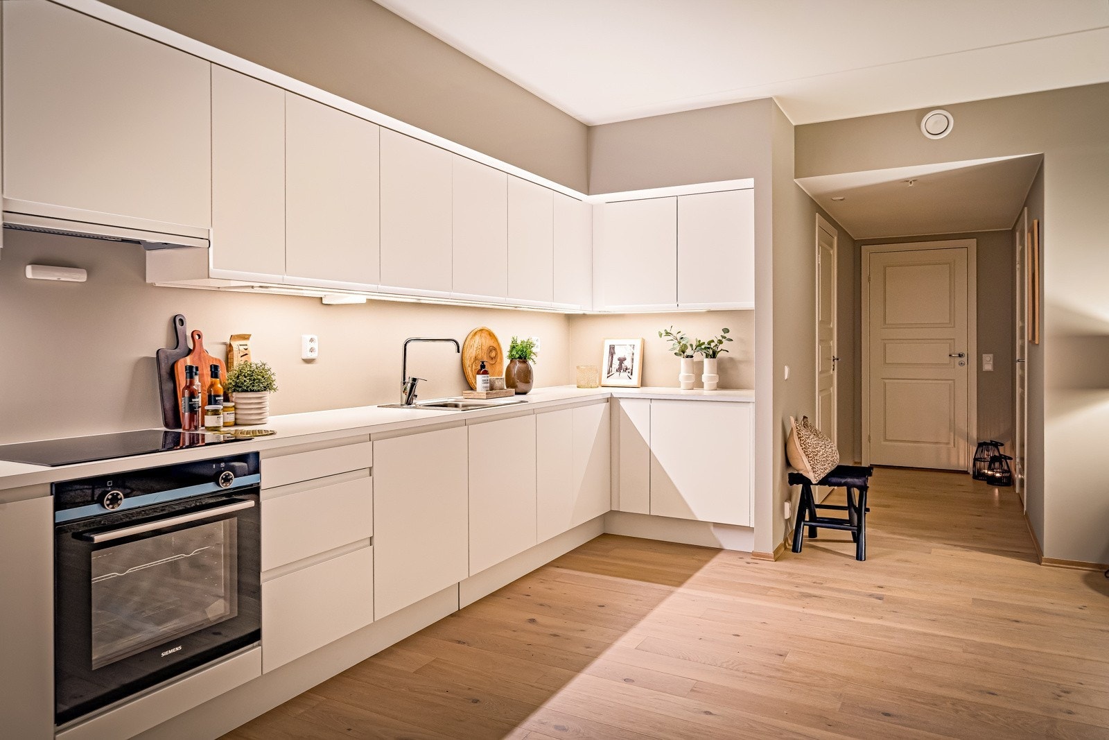 Kjøkkenet er utstyrt med integrerte hvitevarer som oppvaskmaskin, platetopp, stekeovn og kjøl/frys Galleribilde