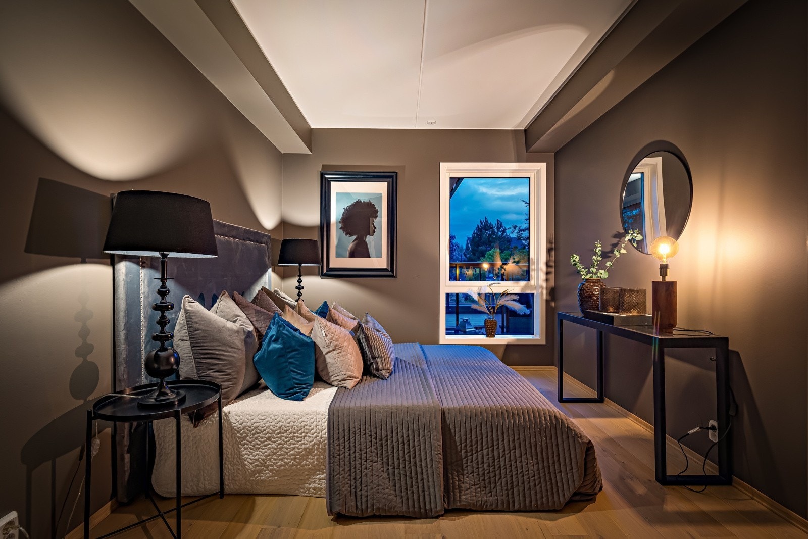 Hovedsoverommet er av god størrelse med plass til dobbeltseng og øvrig møblement Galleribilde