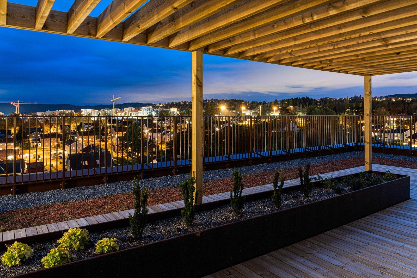 Takterrassen er pent beplantet og innredet med tak og sittegrupper Galleribilde