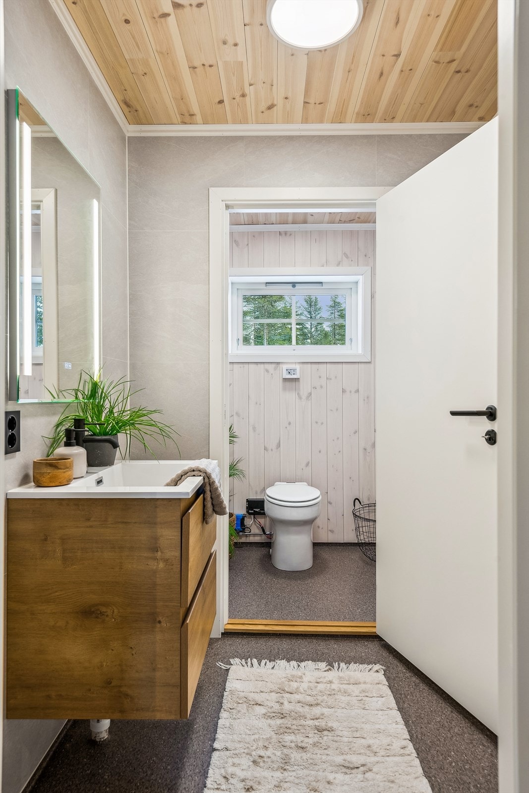 Praktisk separat toalett- og sanitærrom. Vakuumtoalett for effektiv avfallshåndtering til tett tank. Galleribilde