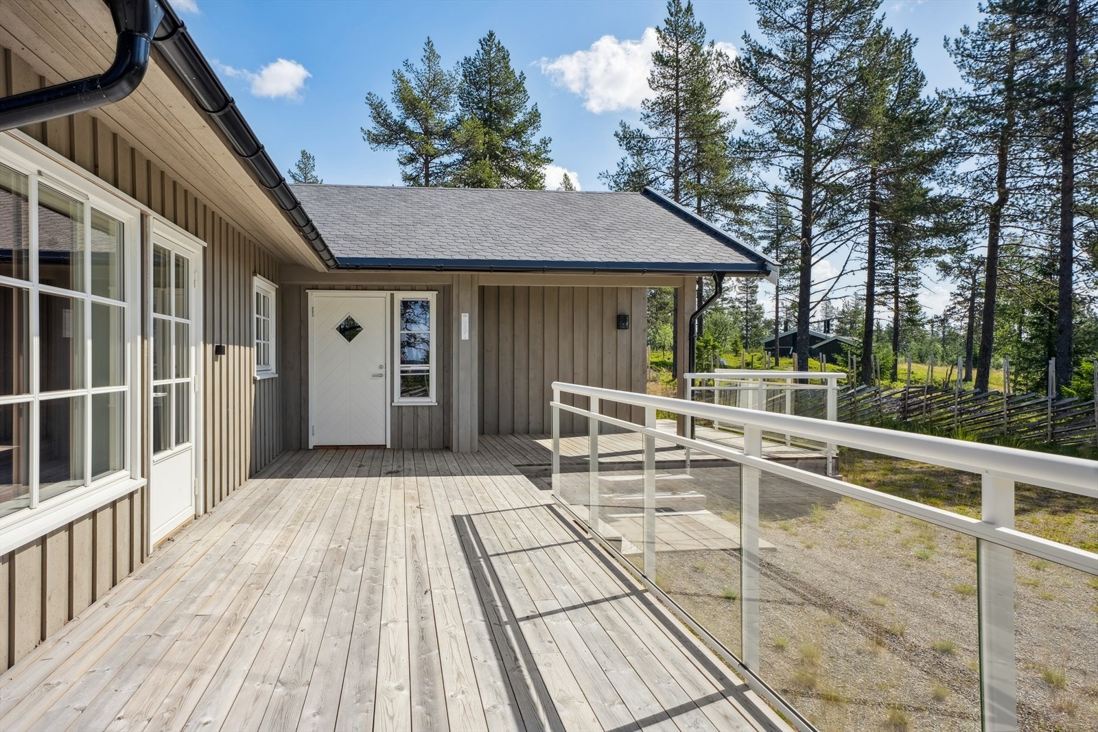 Innflyttingsklar hytte med høy standard og solrike uteplasser. Galleribilde