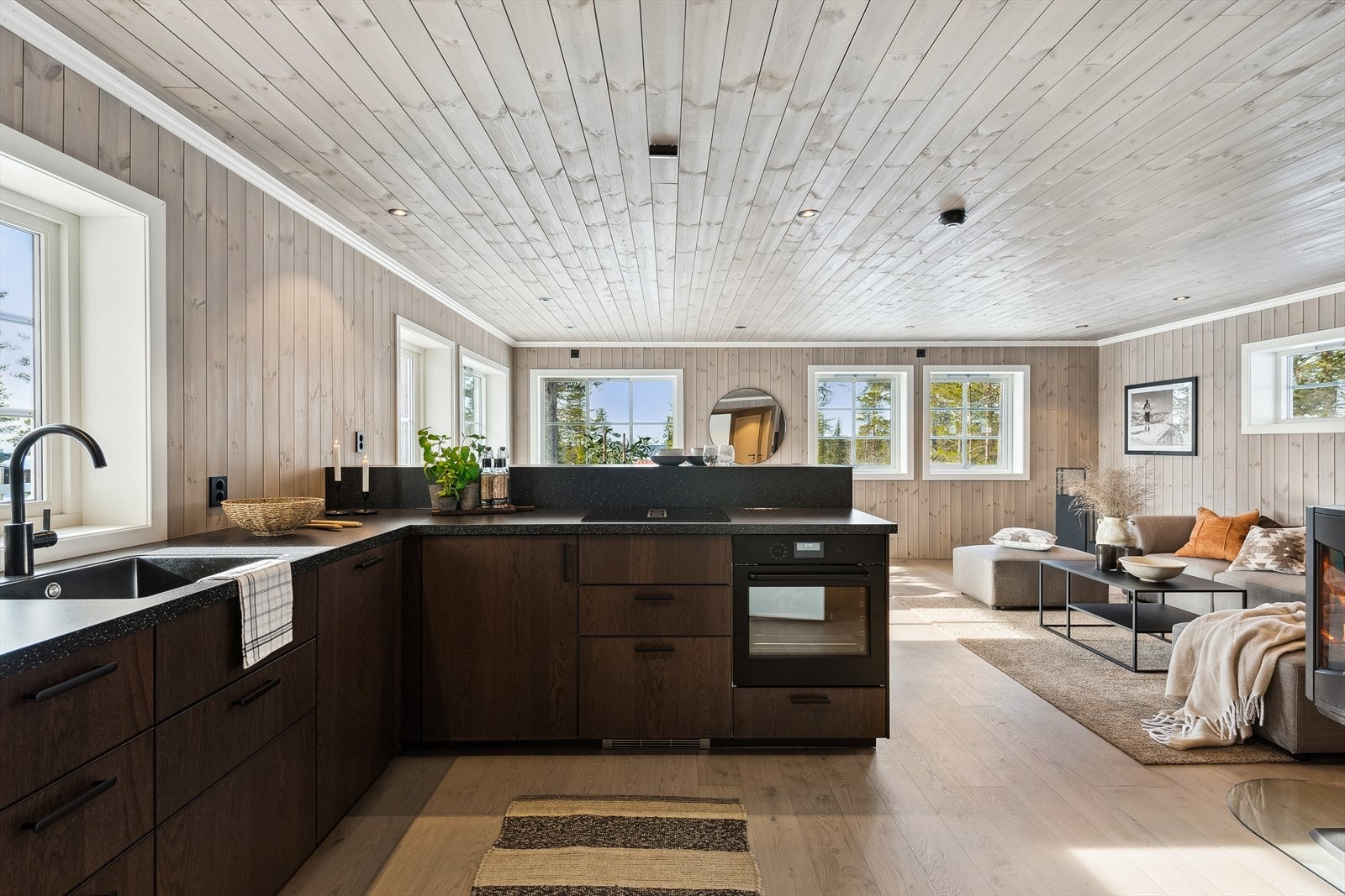 Kjøkkenet er praktisk og delikat innredet med mye skap- og benkeplass, og har sosial løsning mot stua. Galleribilde