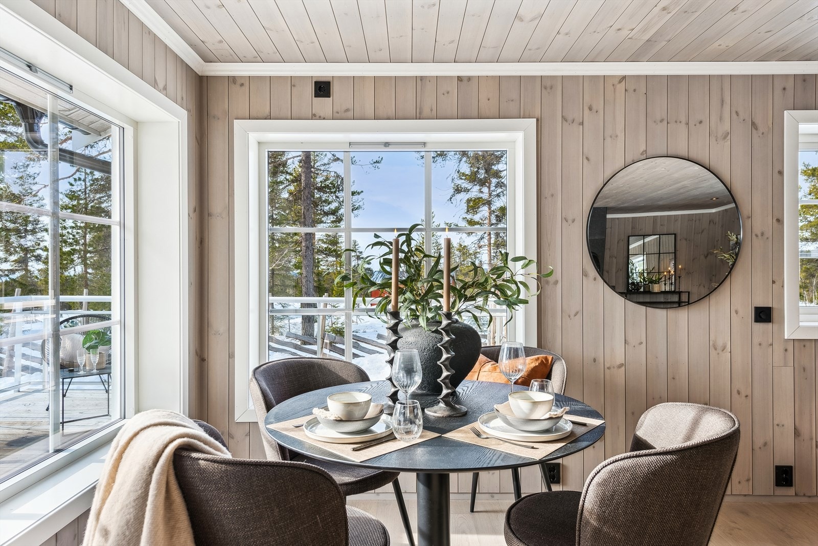 Store vindusflater slipper inn rikelig med naturlig lys Galleribilde