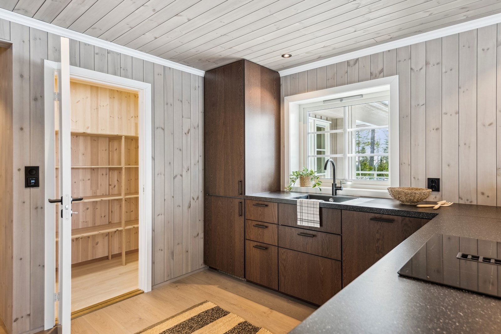 Romslig og praktisk spiskammers/ bod med adkomst fra kjøkkenet. Galleribilde