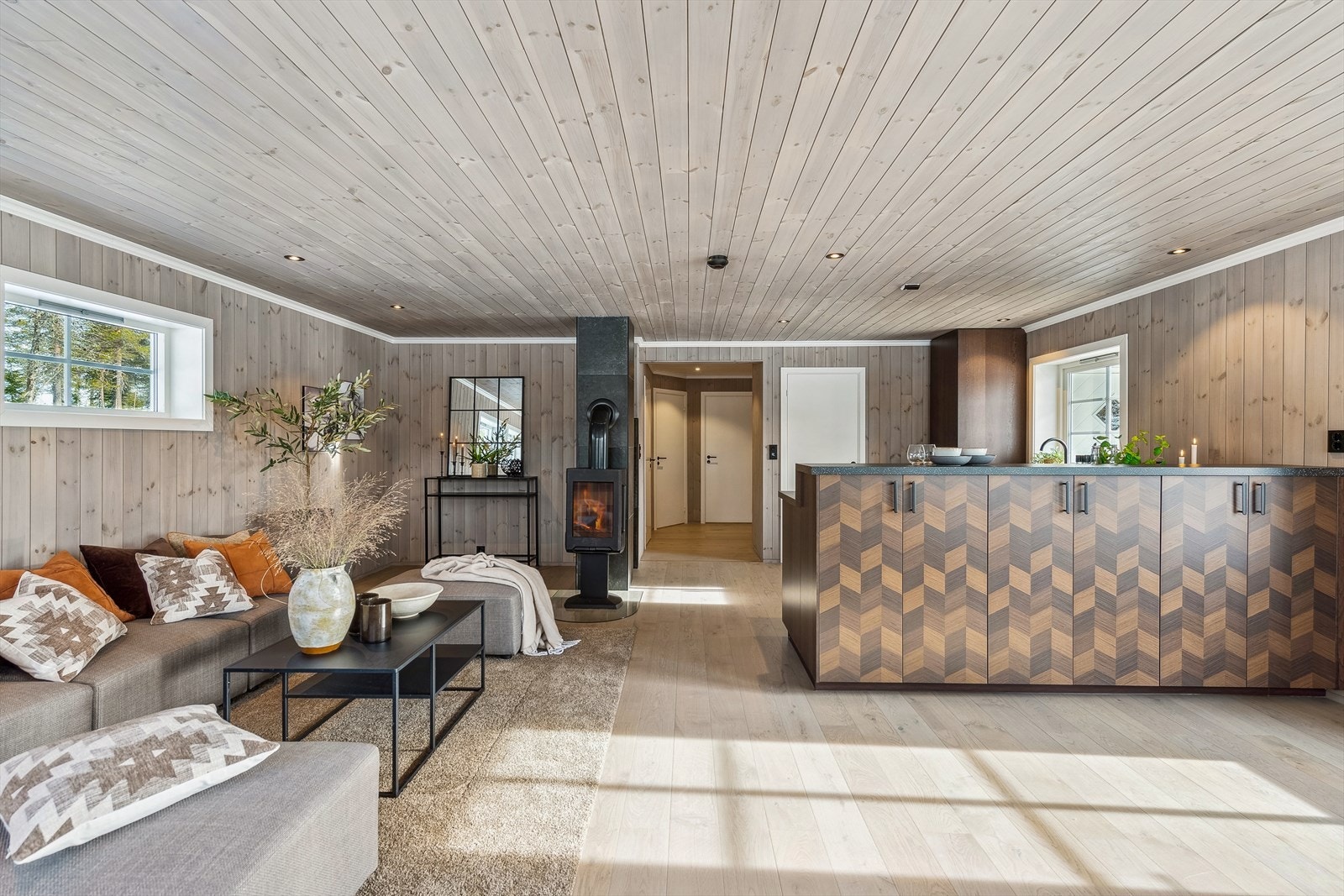 Gjennomgående sorte detaljer skaper et stilrent og moderne uttrykk. Galleribilde