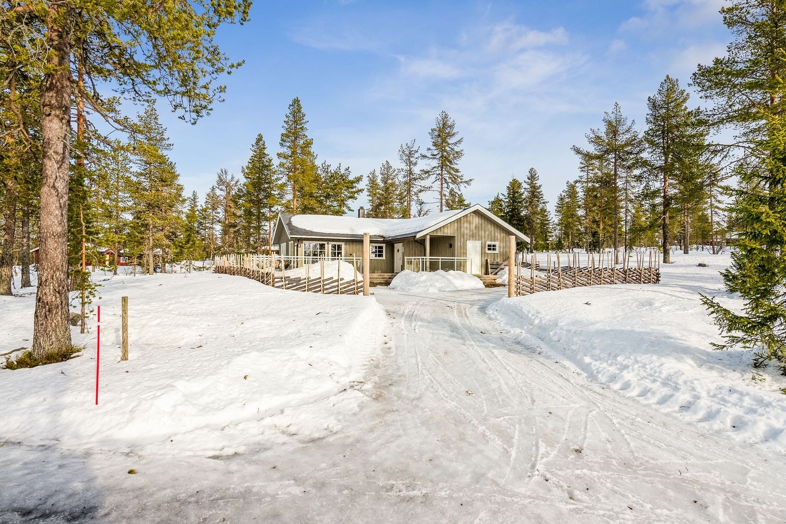 Inngjerdet tomt med romslig parkering og solrike uteplasser Galleribilde