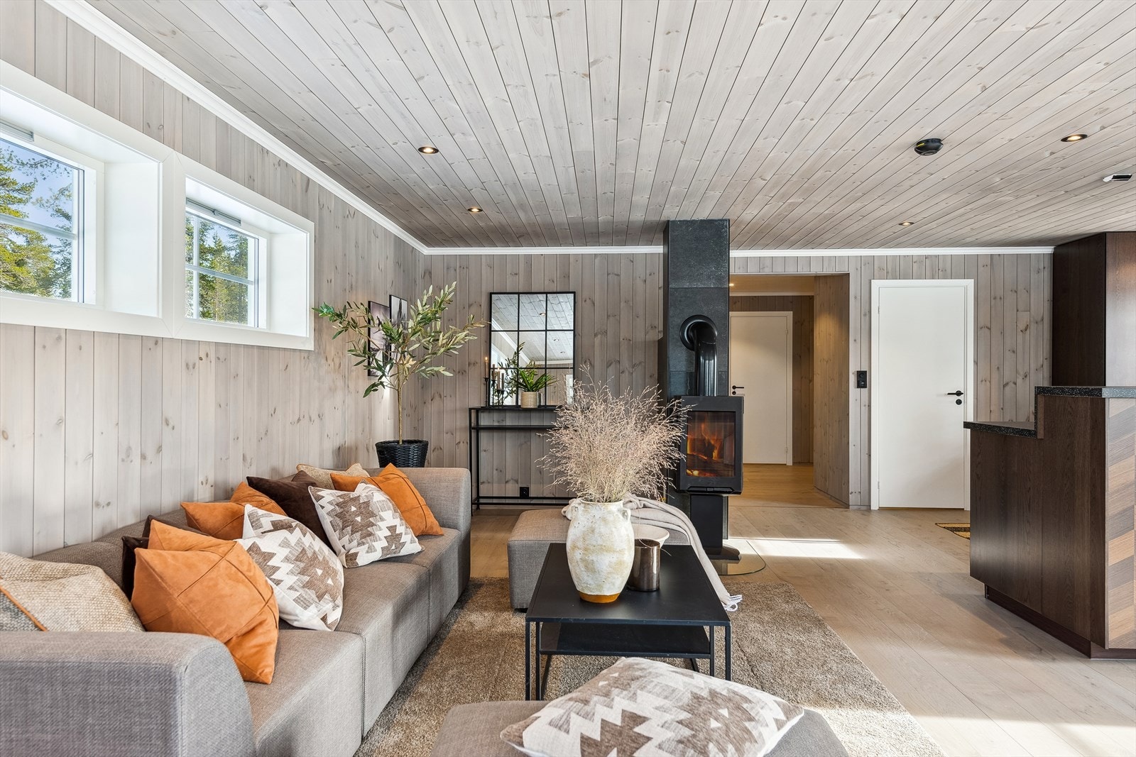 Hytta har smarthusteknologi gir deg full kontroll over varme og belysning via app. Galleribilde