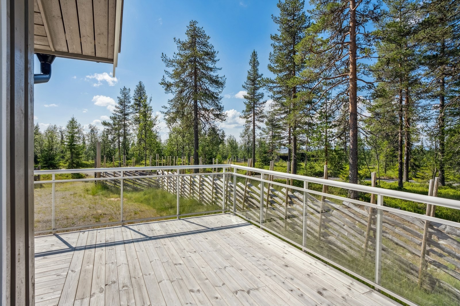 Hytta ligger fritt og fint til med kort veg til både turstier og skiløyper. Galleribilde