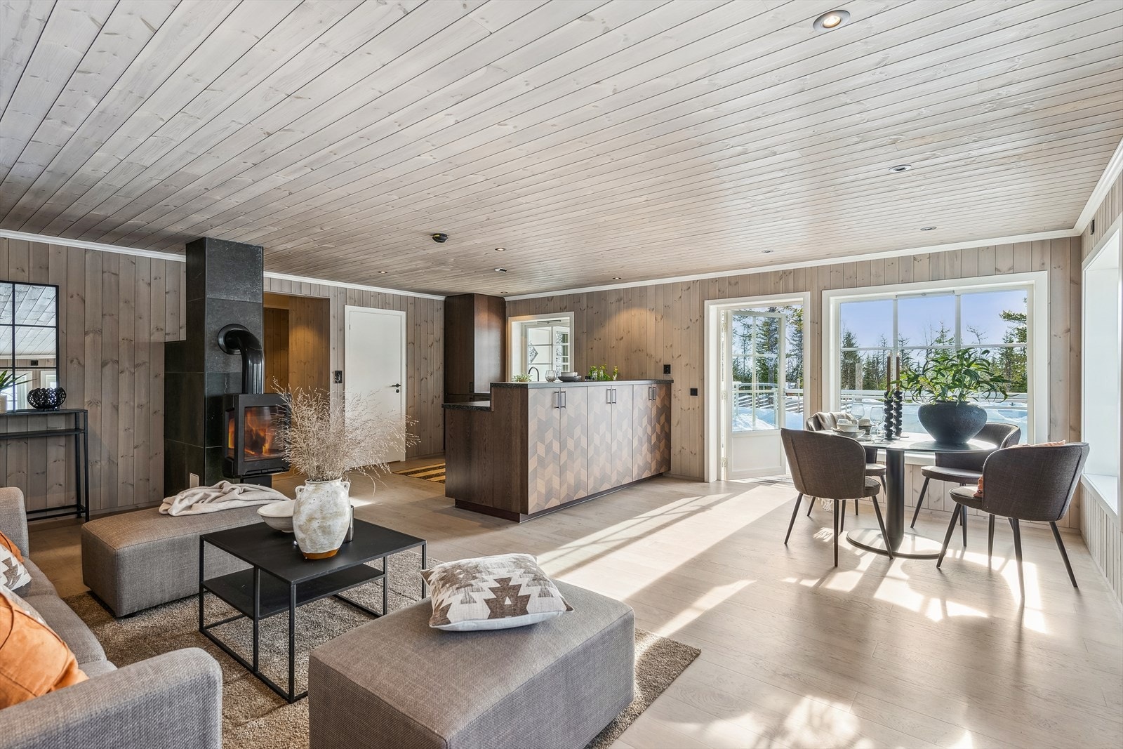 Den åpne stue- og kjøkkenløsningen er hyttas hjerte - her er det god plass til å samle venner og familie! Galleribilde