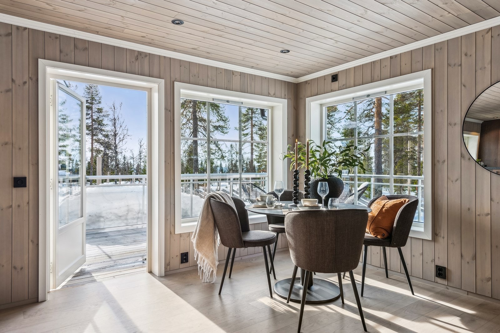 Fra stuen er det direkte adkomst til den store og solrike terrassen på hele 48 kvm! Galleribilde