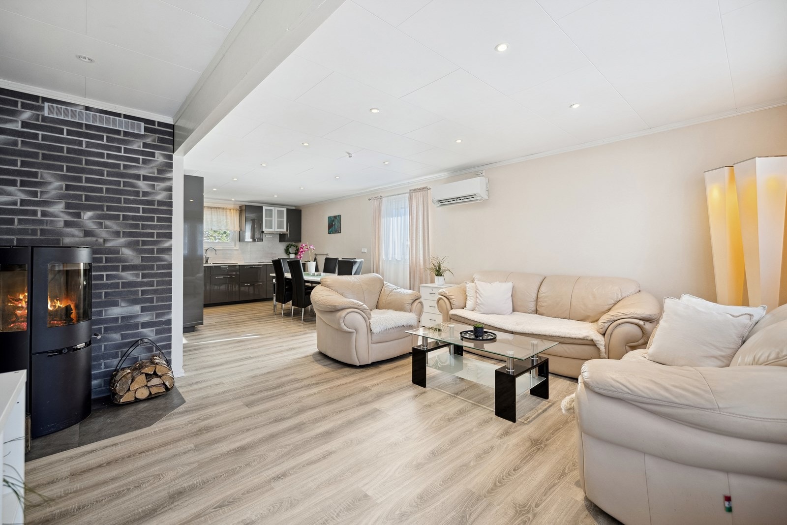 Stue med peis og varmepumpe. Galleribilde