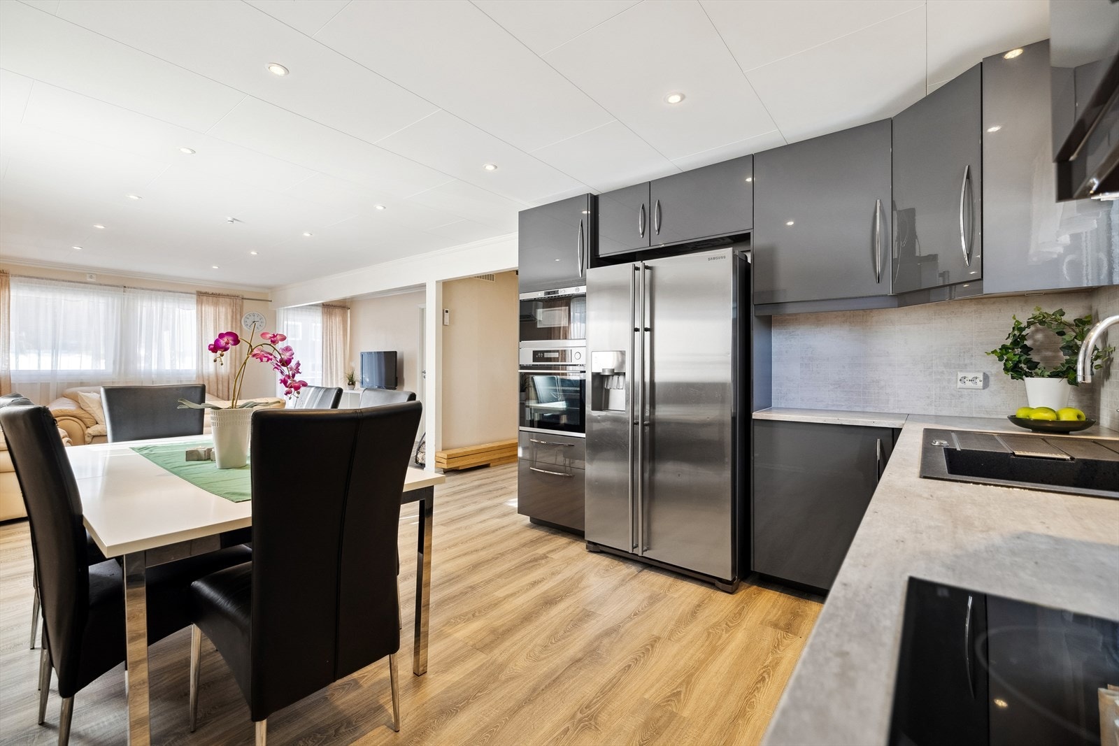 Åpen stue- og kjøkkenløsning. Galleribilde