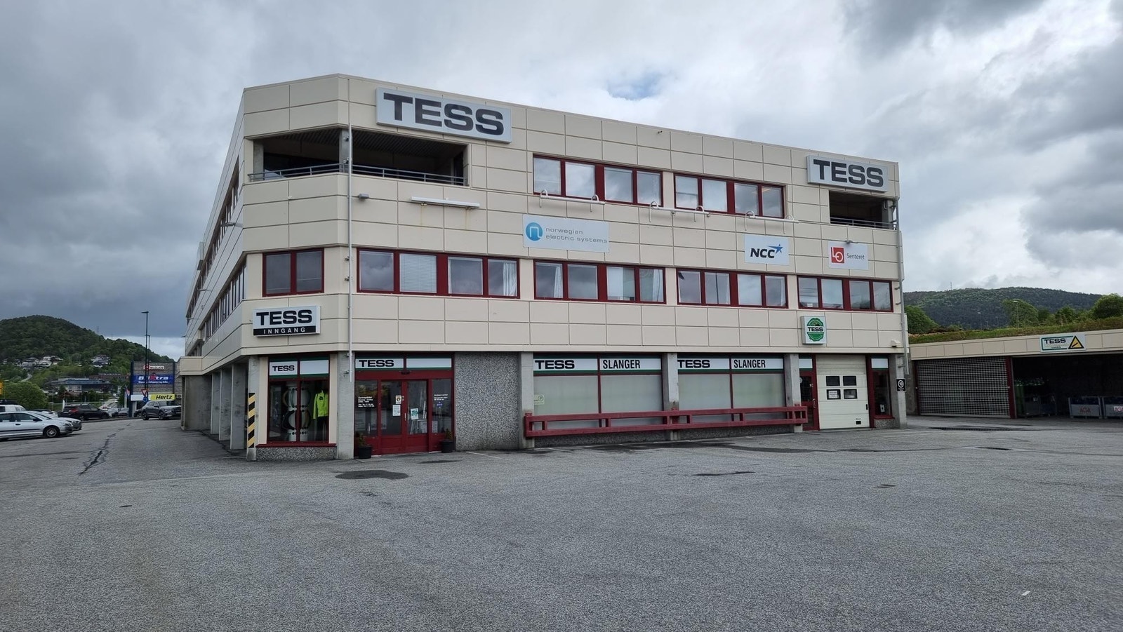 Fasade, arealene ligger i 3. etasje mot nordvest, nordøst og sørøst Galleribilde