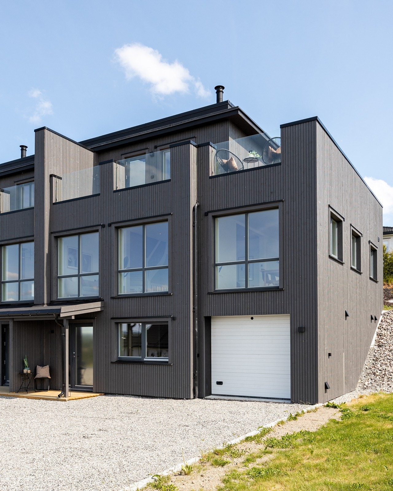 Boligen har parkeringsmuligheter i integrert garasje, samt i gruslagt innkjørsel. Galleribilde