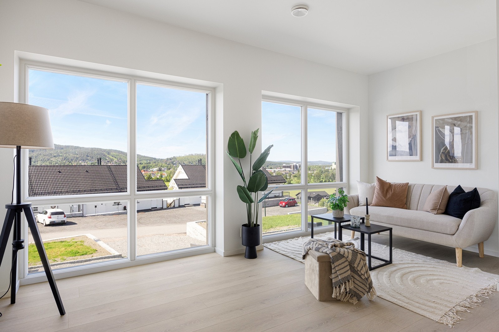 I stuen er det store vindusflater som sikrer rikelig med lysinnslipp. Galleribilde