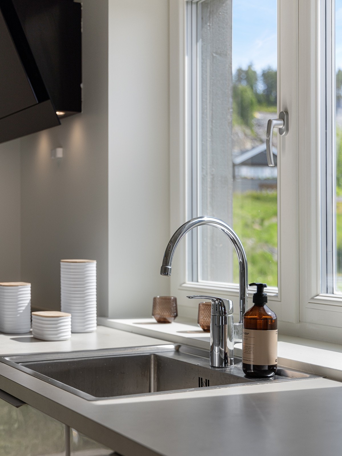 Nedfelt oppvaskkum og stilrent blandebatteri. Galleribilde