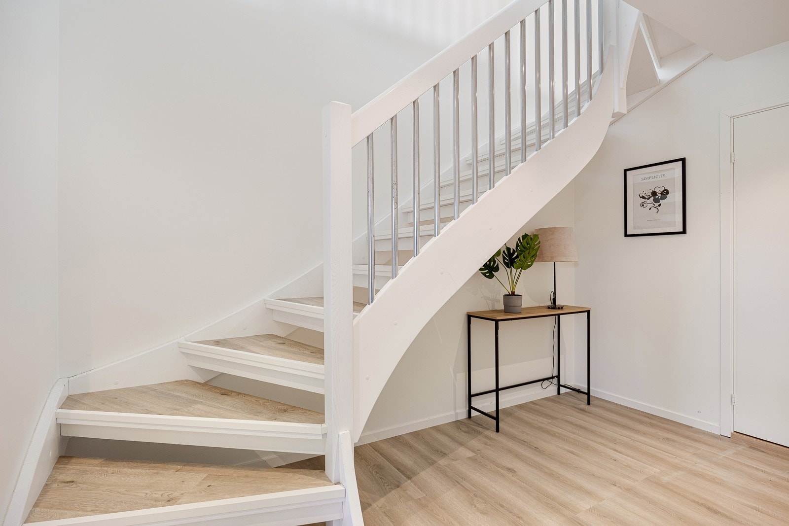 I nederste etasje er det fin plass til å etablere oppbevaring eller en lesekrok med godstol under trappen. Galleribilde