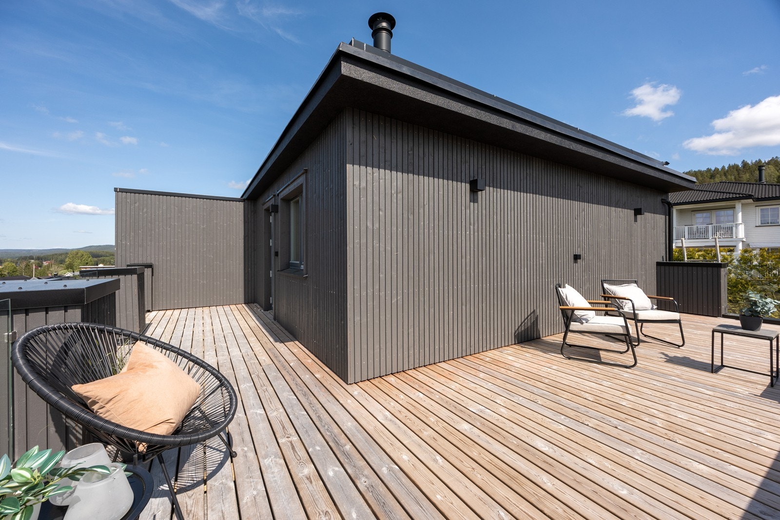 Med en uteplass som denne ligger alt til rette for trivsel utendørs på fine dager. Galleribilde