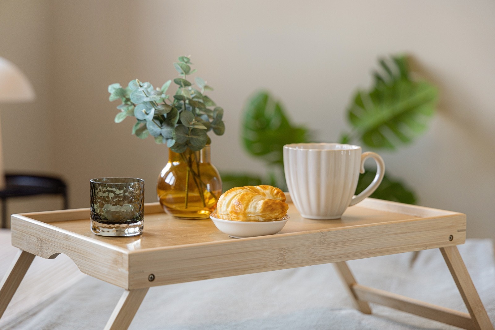 Frokost på sengen og en kopp kaffe. Galleribilde