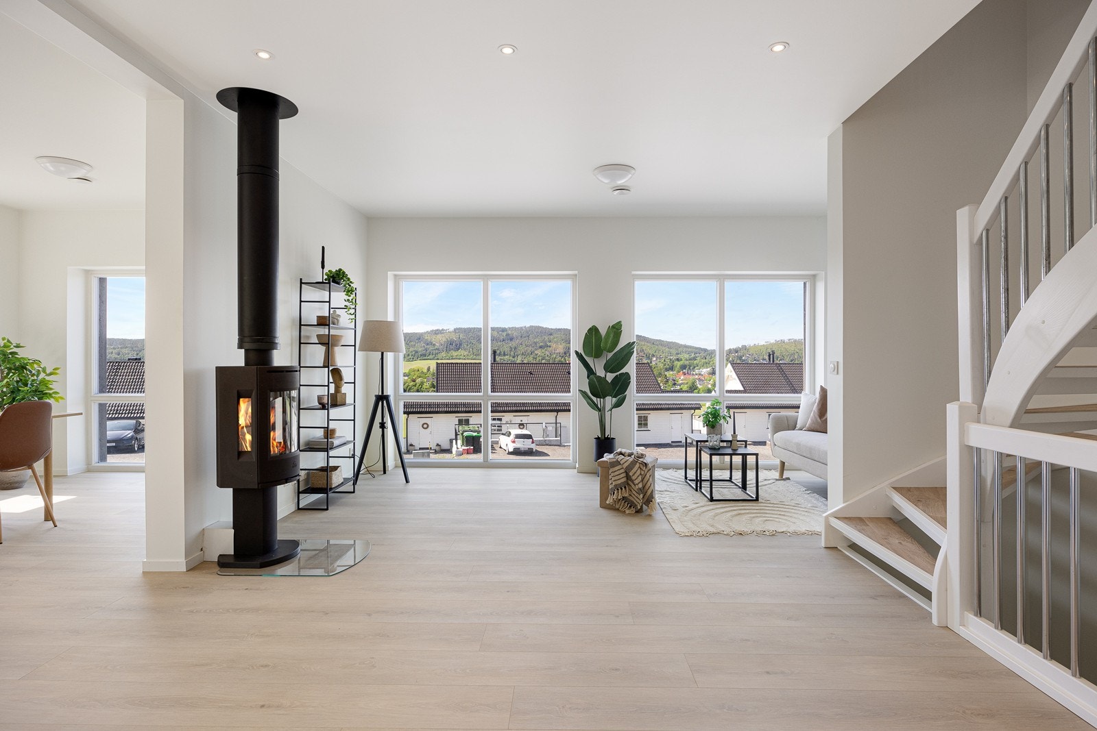 I hjertet av rommet er det en koselig peis. Noe som sikrer både varme og ekstra hygge. Galleribilde